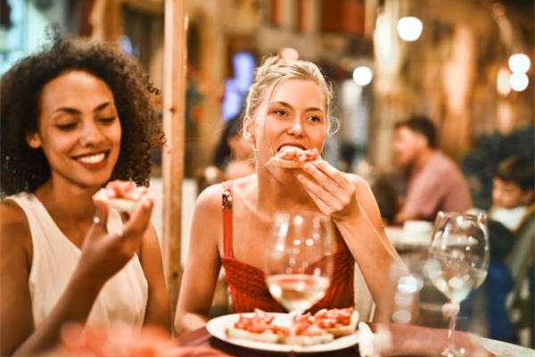 微信怎么约女生出来吃饭？3个技巧让女生无法拒绝（附实战对话）-和女生聊天话题网